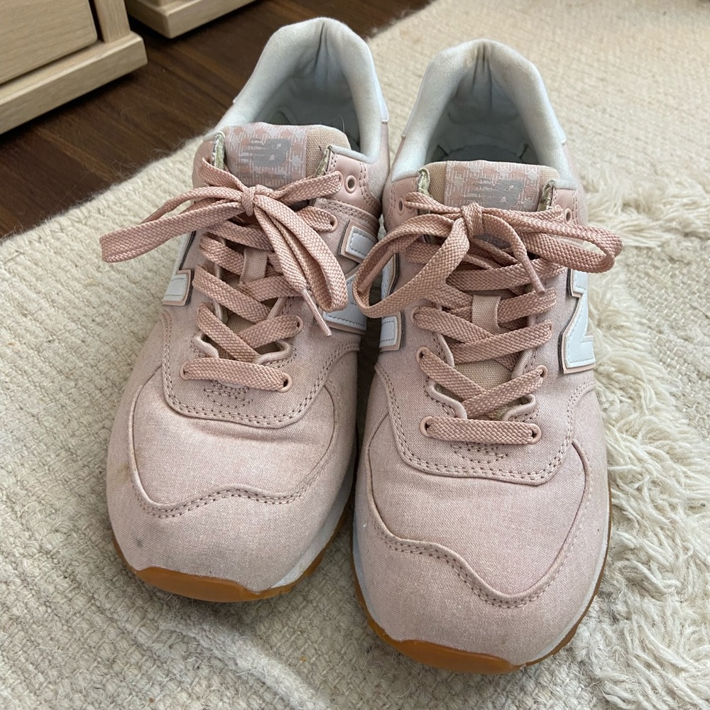 pink tennis shoes